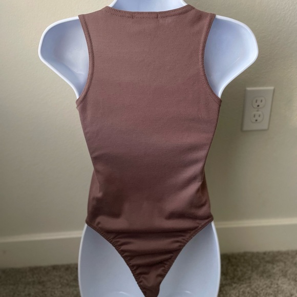 PrettyLittleThing Taupe Racerback Bodysuit - Picture 3 of 5